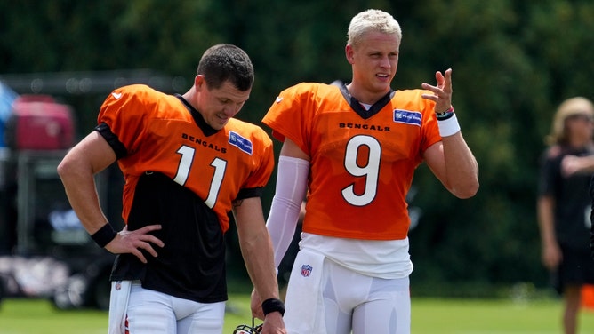 Cincinnati Bengals QB Joe Burrow talks with backup QB Logan Woodside during training camp. (Sam Greene/The Enquirer-USA TODAY NETWORK)