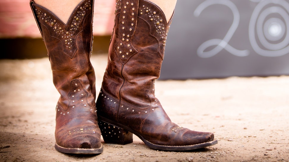 off-duty cop peeing boots kenny chesney concert