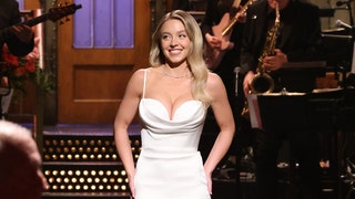 sydney sweeney bowen yang practically begging for boob jokes saturday night live