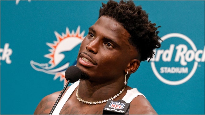 Tyreek Hill demands cop be fired after being detained. (Credit: Getty Images)