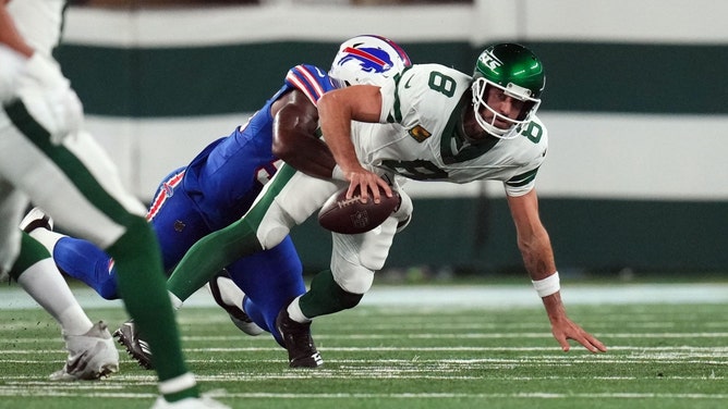 Former Buffalo Bills DE Leonard Floyd sacks New York Jets QB Aaron Rodgers in Monday Night Football Week 1 of 2023 at MetLife Stadium. (Danielle Parhizkaran/NorthJersey.com/USA TODAY NETWORK)