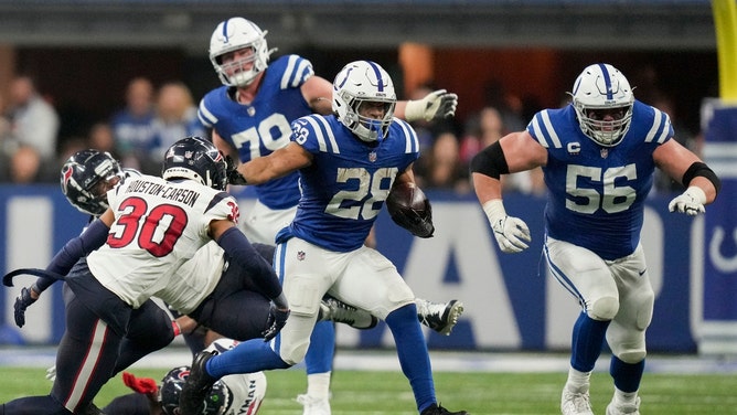 Colts RB Jonathan Taylor rushes the ball against the Houston Texans at Lucas Oil Stadium in Indianapolis. (Jenna Watson-USA TODAY Sports)