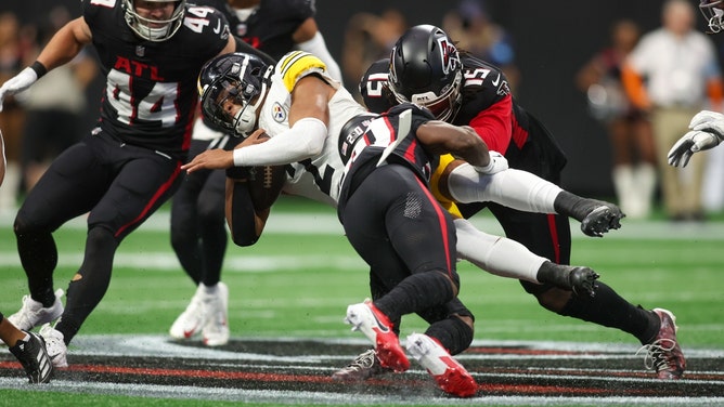 Pittsburgh Steelers QB Justin Fields is tackled by Atlanta Falcons CB Dee Alford and edge rusher Matthew Judon at Mercedes-Benz Stadium. (Brett Davis-Imagn Images)