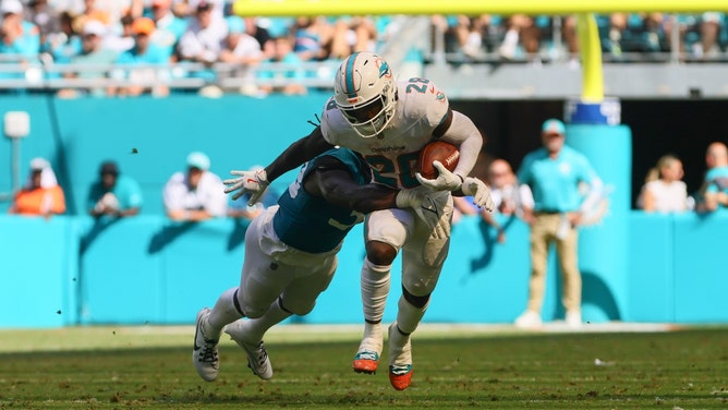 Miami Dolphins RB De'Von Achane carries the ball vs. the Jacksonville at Hard Rock Stadium in Florida. (Sam Navarro-Imagn Images)