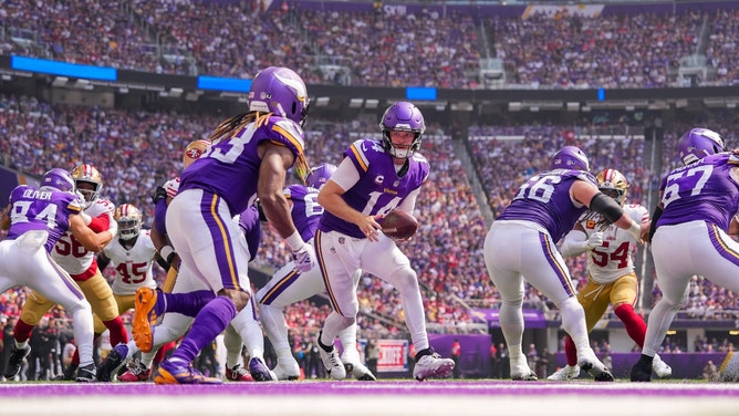 Minnesota Vikings QB Sam Darnold fakes a handoff to RB Aaron Jones vs. the San Francisco 49ers at U.S. Bank Stadium. (Brad Rempel-Imagn Images)