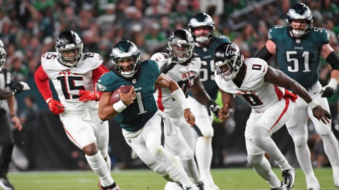 Philadelphia Eagles QB Jalen Hurts runs past Atlanta Falcons pass rusher Matthew Judon at Lincoln Financial Field. (Eric Hartline-Imagn Images)