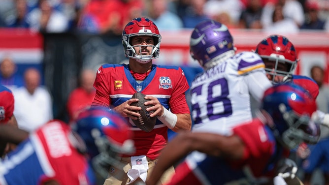 Video: Daniel Jones Gets Showered With Boos After Brutal Performance Against Vikings