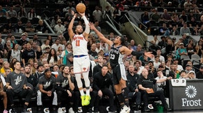 New York Knicks PG Jalen Brunson "getting in his bag" against the San Antonio Spurs at Frost Bank Center in Texas. (Scott Wachter-Imagn Images)