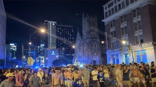 Vanderbilt fans carry the goalposts from the stadium to downtown nashville, following the win over Alabama

Via: Robert Sampson