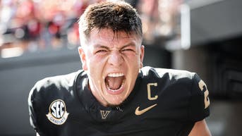 Former Heisman winner will be on Vanderbilt’s sideline, backing Pavia as the Commodores take on Alabama.