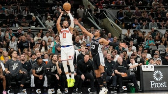 New York Knicks PG Jalen Brunson "getting in his bag" against the San Antonio Spurs at Frost Bank Center in Texas. (Scott Wachter-Imagn Images)
