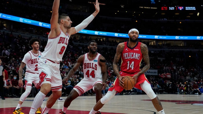 Chicago Bulls C Nikola Vucevic defends New Orleans Pelicans wing Brandon Ingram at United Center. (David Banks-Imagn Images)
