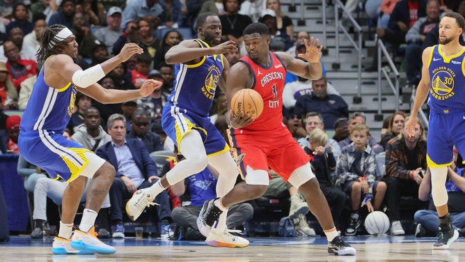 Golden State Warriors PF Draymond Green battles New Orleans Pelicans PF Zion Williamson battle under the basket at Smoothie King Center. (Matthew Dobbins-Imagn Images)