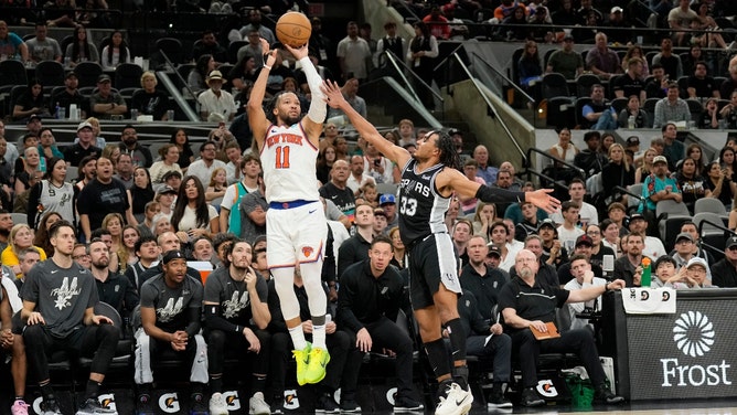 New York Knicks PG Jalen Brunson "getting in his bag" against the San Antonio Spurs at Frost Bank Center in Texas. (Scott Wachter-Imagn Images)