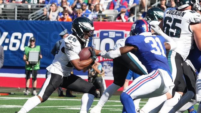 Philadelphia Eagles RB Saquon Barkley runs for a touchdown against the New York Giants at MetLife Stadium. (Robert Deutsch-Imagn Images)
