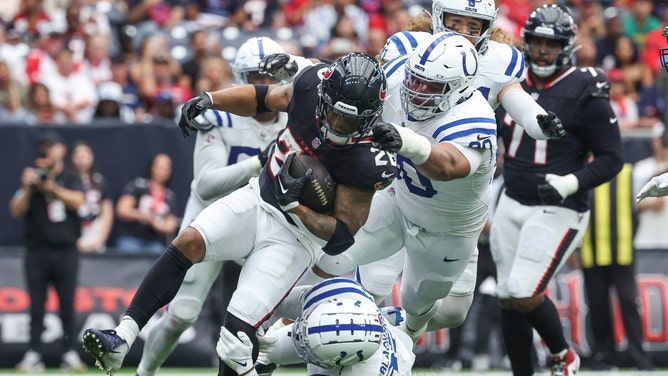 Houston Texans RB Joe Mixon plays the ball against the Indianapolis Colts at NRG Stadium. (Troy Taormina-Imagn Images)