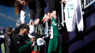 DaVante Adams Signs Hamburger Bun, $100 Bill Ahead Of Jets Matchup Against Colts