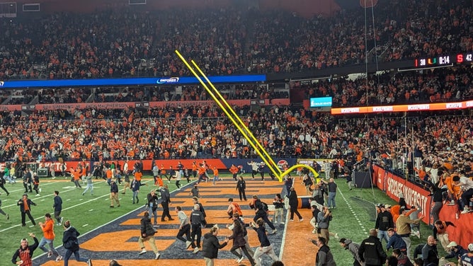 Syracuse shocks Miami, sends Clemson to ACC title game Via: Ken Nabors