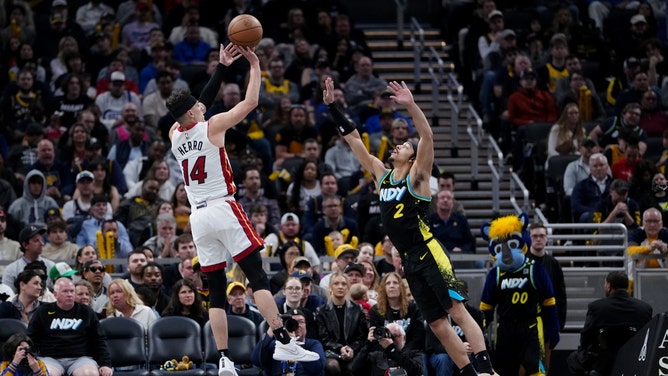 Miami Heat SG Tyler Herro shoots over Indiana Pacers SG Andrew Nembhard at Gainbridge Fieldhouse. (Dylan Buell/Getty Images)
