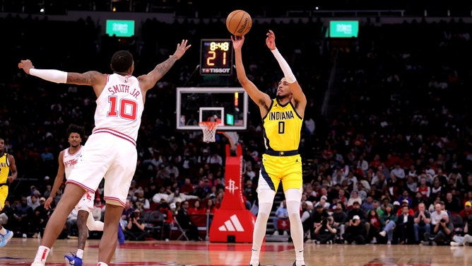 Indiana Pacers All-Star PG Tyrese Haliburton shoots over Houston Rockets PF Jabari Smith Jr. at Toyota Center. (Erik Williams-Imagn Images)