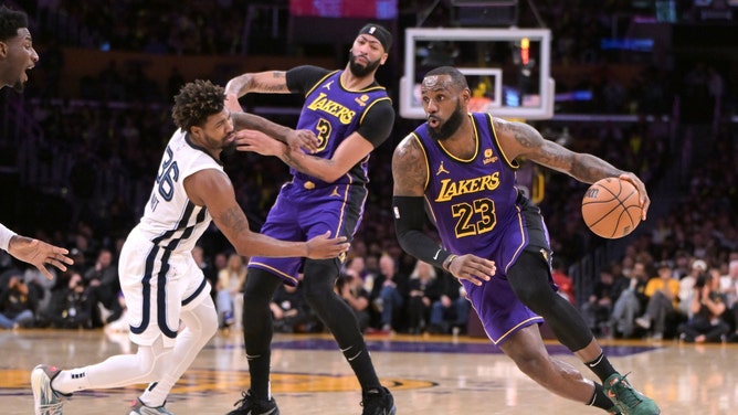 Los Angeles Lakers big Anthony Davis screens Memphis Grizzlies SG Marcus Smart for LeBron James at Crypto.com Arena. (Jayne Kamin-Oncea-USA TODAY Sports)