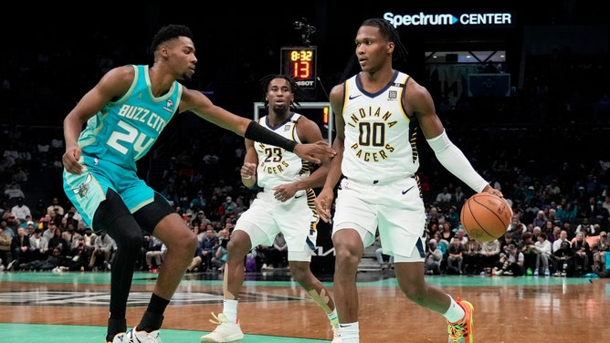 Charlotte Hornets SF Brandon Miller defends Indiana Pacers SF Bennedict Mathurin at Spectrum Center in North Carolina. (Jim Dedmon-Imagn Images)
