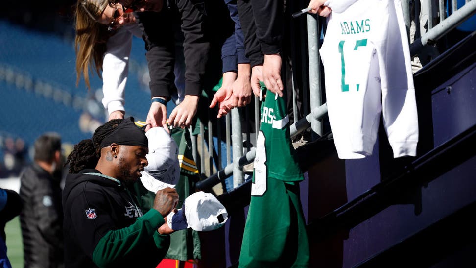 DaVante Adams Signs Hamburger Bun, $100 Bill Ahead Of Jets Matchup Against Colts