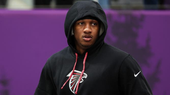 Atlanta Falcons fans want to see the team start rookie Michael Penix at quarterback, but head coach Raheem Morris is standing behind veteran Kirk Cousins.