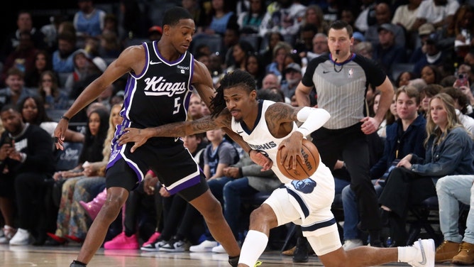 Sacramento Kings PG De'Aaron Fox defends Memphis Grizzlies PG Ja Morant at FedExForum. (Petre Thomas-Imagn Image)
