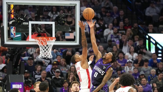 Sacramento Kings SG Malik Monk goes to the rack on the Houston Rockets at Golden 1 Center. (Darren Yamashita-Imagn Images)