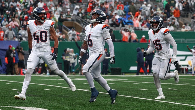 The Denver Broncos celebrate a defensive stop vs. the New York Jets at MetLife Stadium. (Vincent Carchietta-Imagn Images)