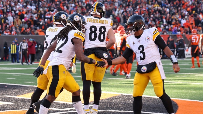 Pittsburgh Steelers RB Najee Harris and QB Russell Wilson celebrate a touchdown vs. the Cincinnati Bengals at Paycor Stadium. (Joseph Maiorana-Imagn Images)