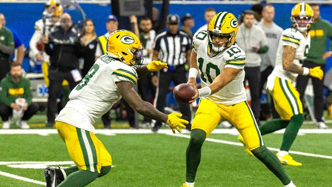 Green Bay Packers QB Jordan Love hands the ball off to RB Josh Jacobs vs. the Detroit Lions at Ford Field. (David Reginek-Imagn Images)
