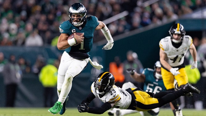 Philadelphia Eagles QB Jalen Hurts scrambles away from the Pittsburgh Steelers at Lincoln Financial Field. (Bill Streicher-Imagn Images)
