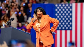 Philadelphia Mayor Tries To Start Eagles Chant, Forgets How To Spell: Video