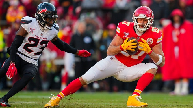 Kansas City Chiefs TE Travis Kelce catches a pass against the Houston Texans at GEHA Field at Arrowhead Stadium in Week 16. (Photo credit: Jay Biggerstaff-Imagn Images)
