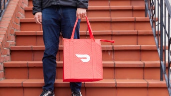 doordash driver shoots his shot with a married woman