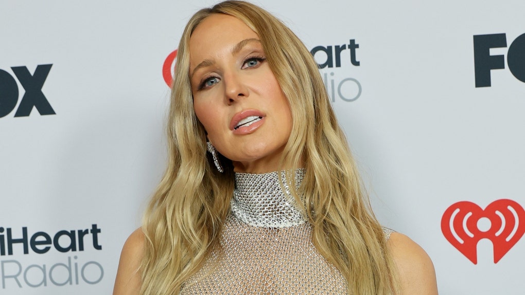 nikki glaser hot husband sexual fetish ozempic plastic surgery tan