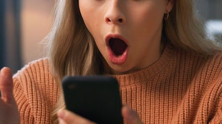 woman finds dad's tinder profile on family vacation