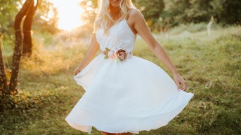bride goes viral for flashing groomsmen bridesmaids during wedding photos