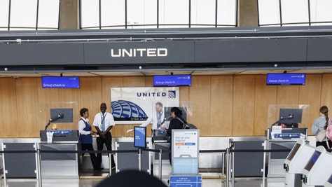 angry passenger punched and knocked out a united airlines gate agent