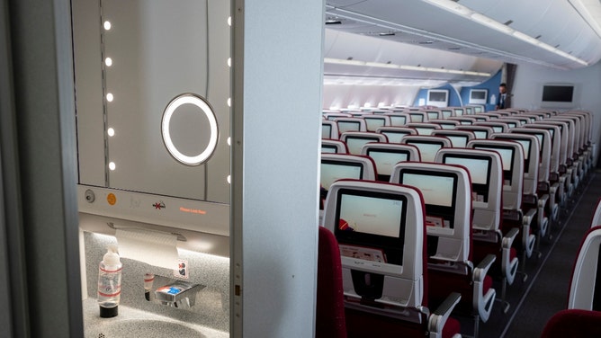 air india flight forced to return to chicago due to clogged toilets