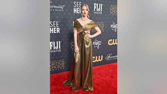 amanda seyfried boobs fell out glen powell