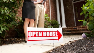 florida man touching feet female realtors tampa bay