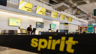 spirit airlines passenger takes her clothes off at gate in front of other passengers