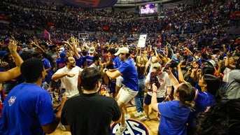 Florida fans rushed the court, and partied all night after Gators beat Houston to win national title

Via: Florida Gators