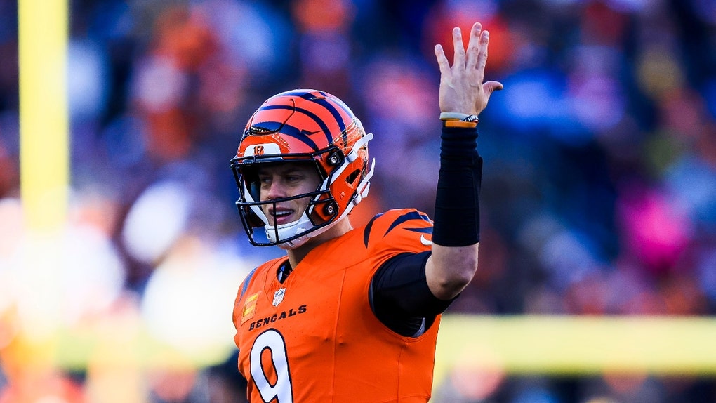 Joe Burrow throws his hand up.