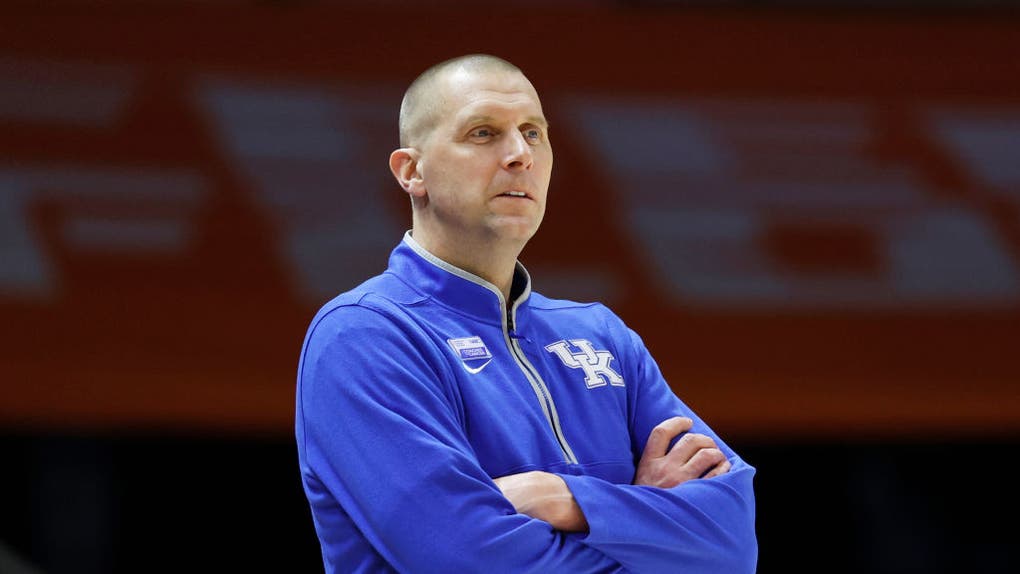 Kentucky basketball coach Mark Pope skipped a recruiting  event to help residents cleanup after devastating tornadoes 