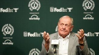 Jack Nicklaus talking to reporters