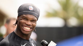 Travis Hunter made a new fan on his way to Jacksonville for rookie workouts